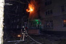 Hasiči zasahujú na mieste, kde v meste Sumy poškodil bytový dom zásah ruského bezpilotného lietadla. FOTO: Reuters