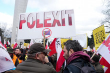 Európou sa v posledných týždňoch prehnali protesty farmárov, ktorým okrem iného prekážajú bruselské regulácie. Na snímke je demonštrácia v poľskej metropole Varšava. FOTO: Reuters