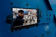 Vysídlení Palestínčania čakajú na pomoc Agentúry OSN pre pomoc a prácu. FOTO: Reuters