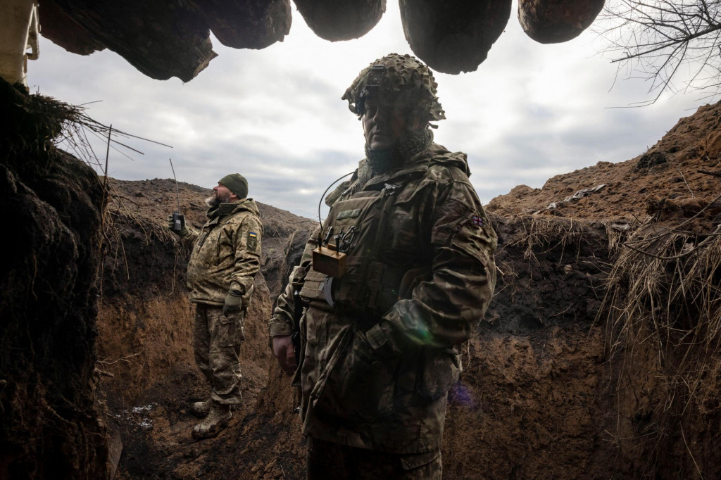 Zákop v blízkosti frontových línií pri meste Kupiansk. FOTO: REUTERS/Thomas Peter