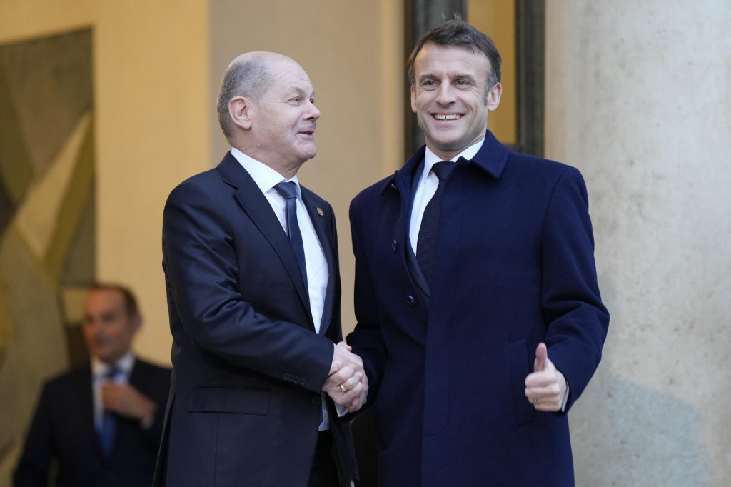 Nemecký kancelár Olaf Scholz, ktorého víta francúzsky prezident Emmanuel Macron pred Elyzejským palácom v Paríži. FOTO: TASR/AP