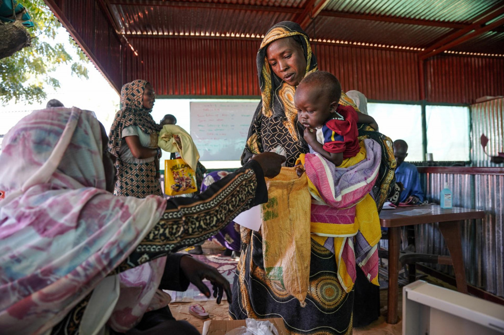 Žena s dieťaťom vo vysídlenom tábore Zamzam v blízkosti El Fasher v Severnom Darfúre v Sudáne. FOTO: Reuters