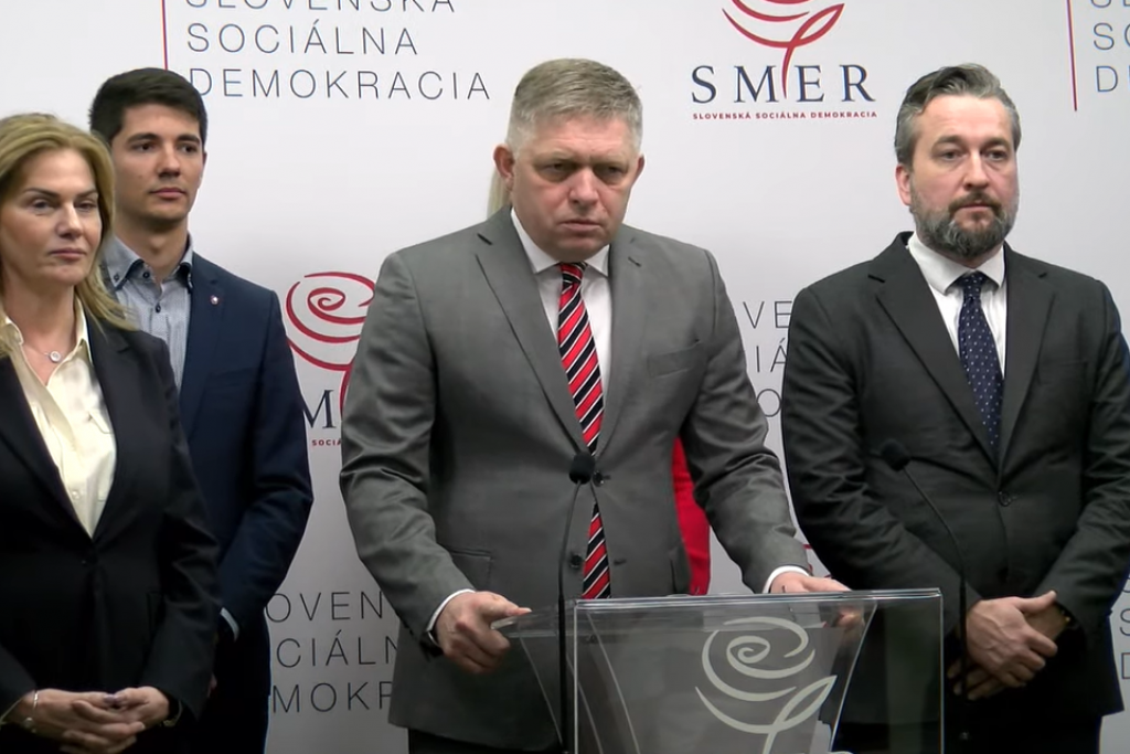 Europoslankyňa Monika Beňov&aacute;, poslanec parlamentu Erik Kaliň&aacute;k, premi&eacute;r Robert Fico a podpredseda N&aacute;rodnej rady Ľubo&scaron; Blaha. FOTO: YouTube/HN