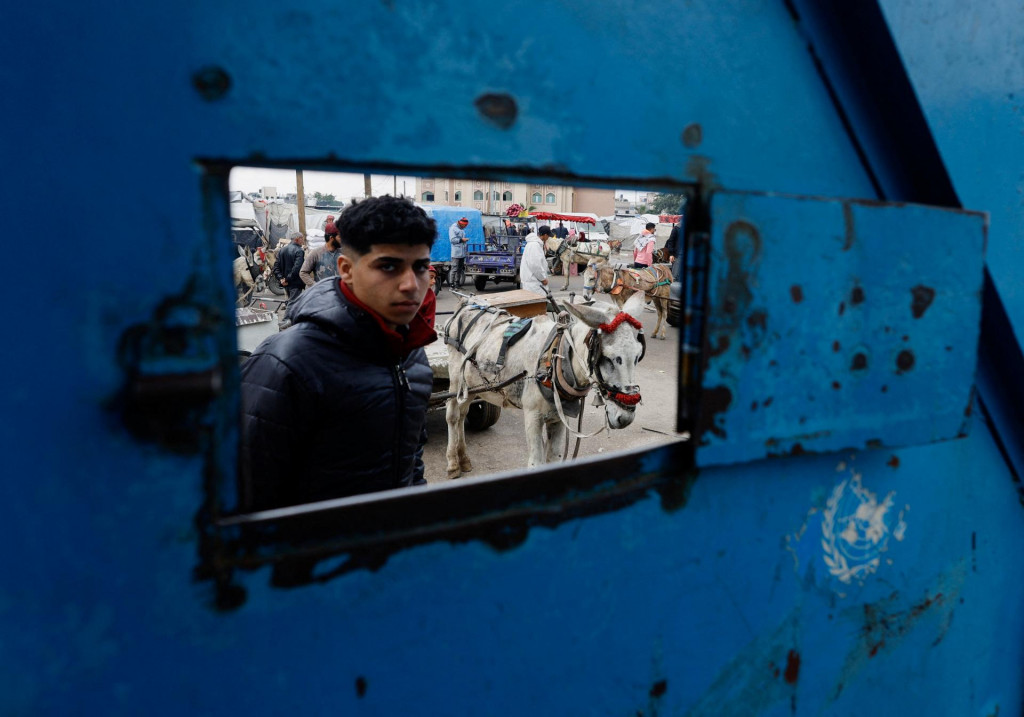 Vysídlení Palestínčania čakajú na pomoc Agentúry OSN pre pomoc a prácu. FOTO: Reuters