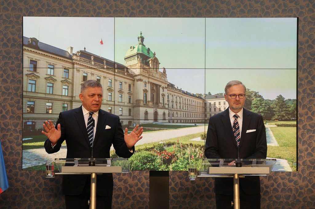 Slovenský premiér Robert Fico a jeho český kolega Petr Fiala. FOTO: Petr Topič/MAFRA