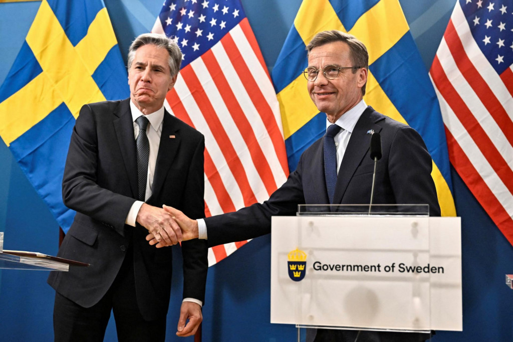 Posledný formálny krok v procese prijatia urobil švédsky premiér Ulf Kristersson, keď protokol odovzdal americkému ministrovi zahraničia Antonymu Blinkenovi. FOTO: Reuters