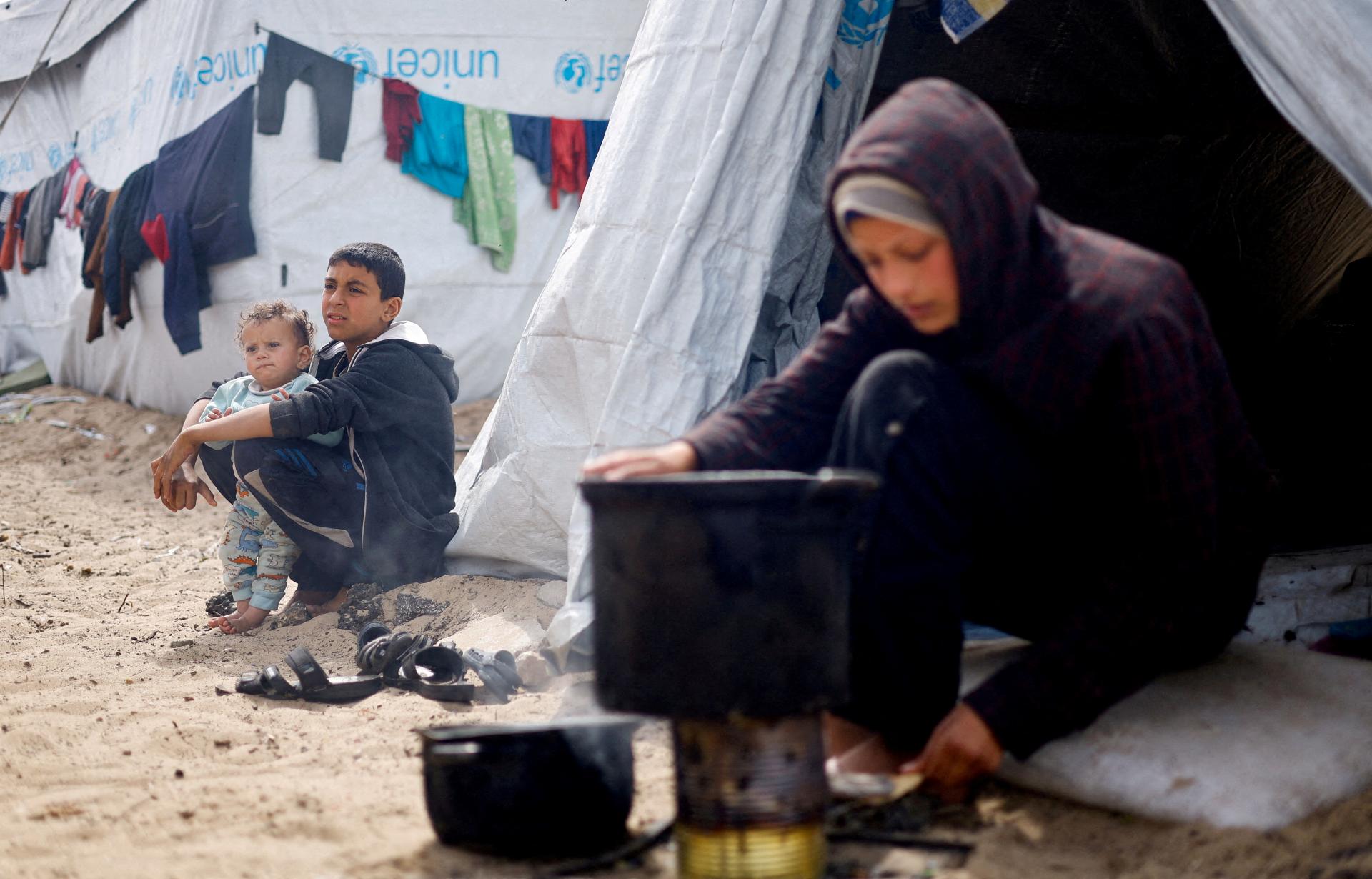 Medzinárodný deň žien v Gaze nie je, hovoria matky hladujúcich detí