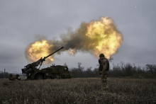 Ukrajinskí vojaci strieľajú zo samohybnej húfnice francúzskej výroby CAESAR na ruské pozície pri Avdijivke v Doneckej oblasti na východe Ukrajiny.  FOTO: TASR/AP