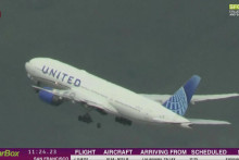 Lietadlo spoločnosti United Airlines smerujúce zo Spojených štátov do Japonska muselo núdzovo pristáť v Los Angeles po tom, ako pri vzlete zo San Francisca stratilo jeho z kolies. FOTO: TASR/AP