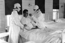 Ošetrovateľstvo Pandémia španielskej chrípky v roku 1918, ktorá sa vyskytla v niekoľkých vlnách medzi rokmi 1918 a 1920. Florence Nightingale bola priekopníčkou lekárskej štatistiky, jej výrok „ošetrovateľstvo je pre ženy prirodzené“ zarezonoval natoľko, že mužskí ošetrovatelia si museli v roku 1919 vydobyť právne uznanie.

FOTO: Profimedia