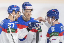 Patrik Koch (v strede) je ďalším Slovákom, ktorý debutoval v NHL. Marek Hrivík (č. 27) a Šimon Nemec už takisto poznajú súboje zo zámorskej profiligy. FOTO: TASR/M. Baumann