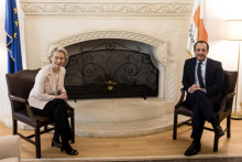 Predsedníčka Európskej komisie Ursula von der Leyenová (vľavo) sa rozpráva s cyperským prezidentom Nikosom Christodulidisom počas ich stretnutia v prezidentskom paláci v Nikózii. FOTO: TASR/AP