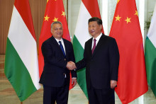 Čínsky prezident Si Ťin-pching si podáva ruku s maďarským premiérom Viktorom Orbánom. FOTO: Reuters