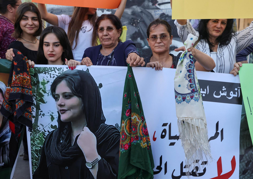 Ženy držia obrázok Mahsy Amíníovej. FOTO: Reuters