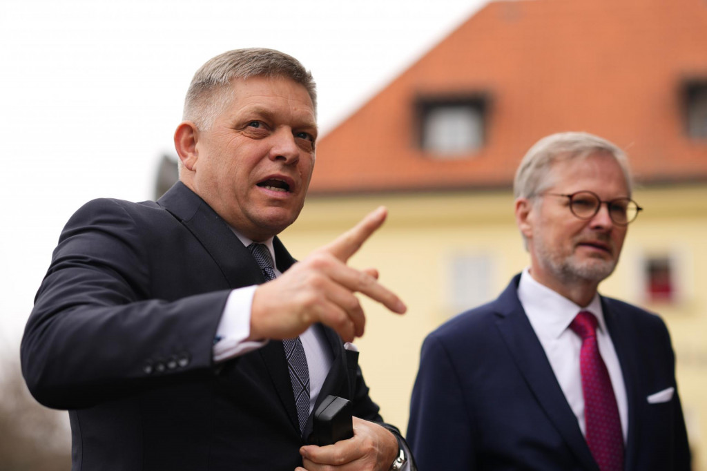 Český premiér Petr Fiala (vpravo) víta slovenského premiéra Roberta Fica počas príchodu na samit predsedov vlád Vyšehradskej štvorky v utorok 27. februára 2024 v Prahe.

FOTO: TASR/AP