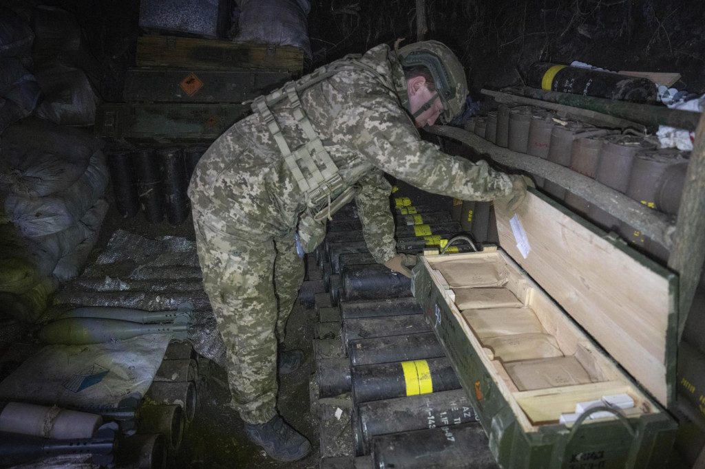 Ukrajinský vojak 28. samostatnej mechanizovanej brigády kontroluje muníciu v zákope na frontovej línii pri meste Bachmut v Doneckej oblasti na východe Ukrajiny. FOTO: TASR/AP