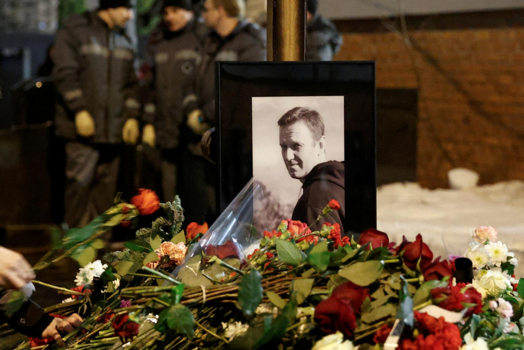 Ľudia kladú kvety na hrob ruského opozičného politika Alexeja Navaľného po jeho pohrebe na cintoríne Borisovskoje v Moskve. FOTO: Reuters