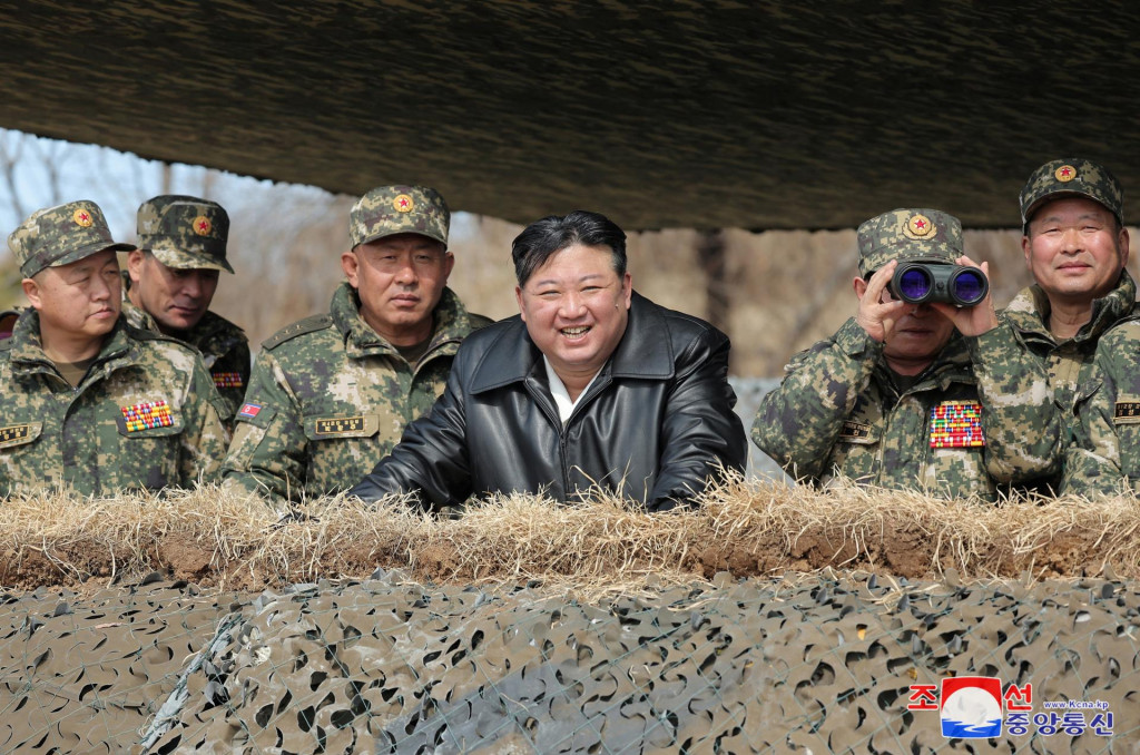 Severokórejský vodca Kim Čong-un vedie nácvik delostreleckej paľby Kórejskej ľudovej armády. FOTO: Reuters