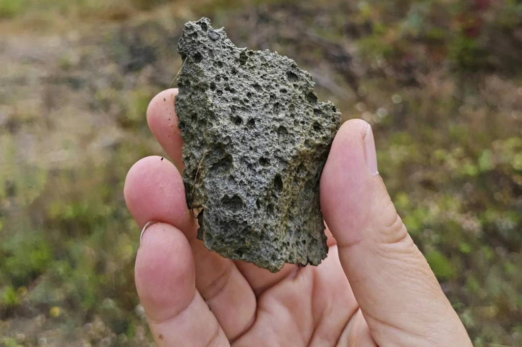 Kamenné nástroje vyrobené zo štiepaných kameňov objavili archeológovia v nálezisku neďaleko mesta Korolevo v Zakarpatskej oblasti na západe Ukrajiny. FOTO: TASR/AP