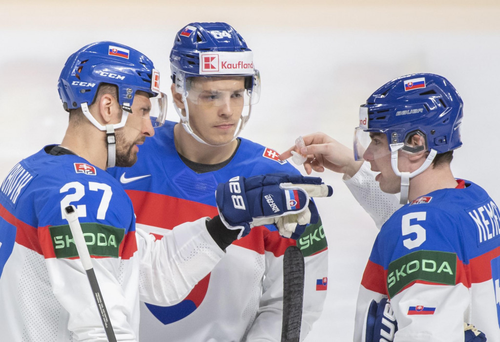 Patrik Koch (v strede) je ďalším Slovákom, ktorý debutoval v NHL. Marek Hrivík (č. 27) a Šimon Nemec už takisto poznajú súboje zo zámorskej profiligy. FOTO: TASR/M. Baumann