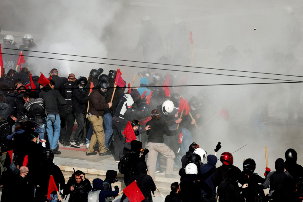 Grécki študenti sa dostali do konfliktu s políciou počas protestu, proti návrhu zákona reformujúceho zriaďovanie a fungovanie vysokých škôl. FOTO: Reuters