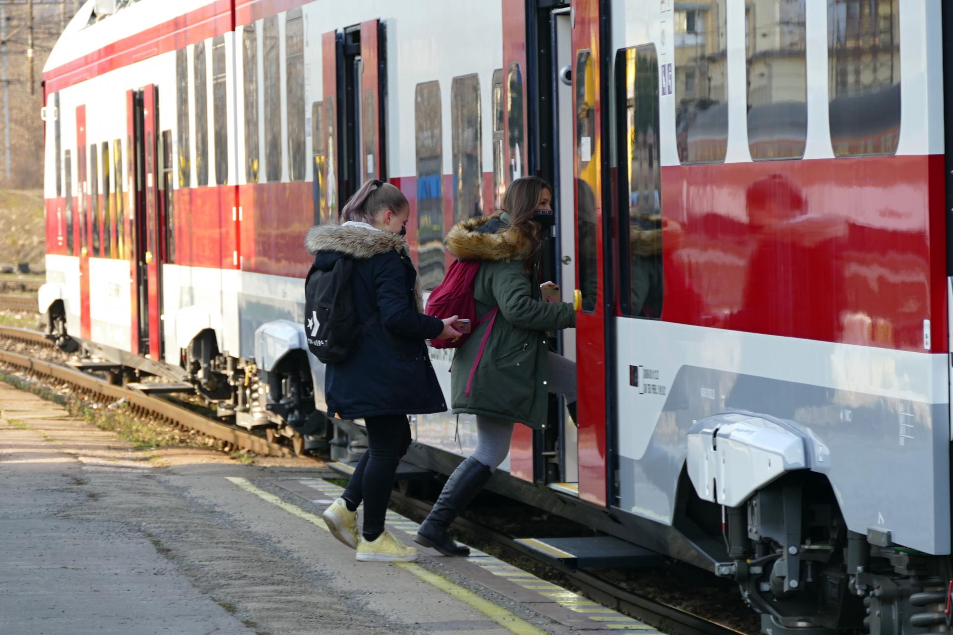 V okrese Liptovský Mikuláš došlo k stretu vlaku s dvomi osobami, na mieste zasahuje polícia