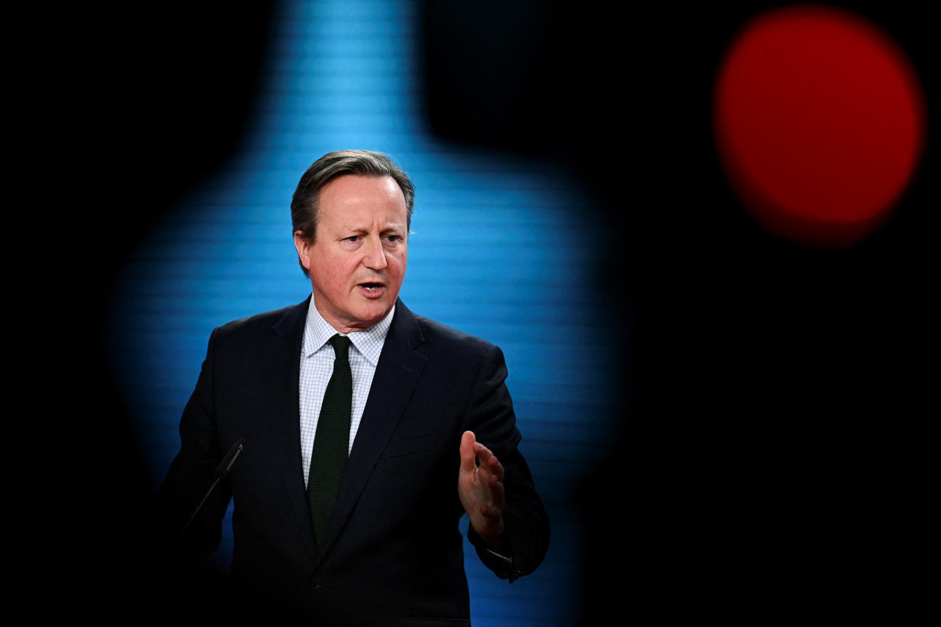Šéf britskej diplomacie Cameron je proti posielaniu vojakov na Ukrajinu