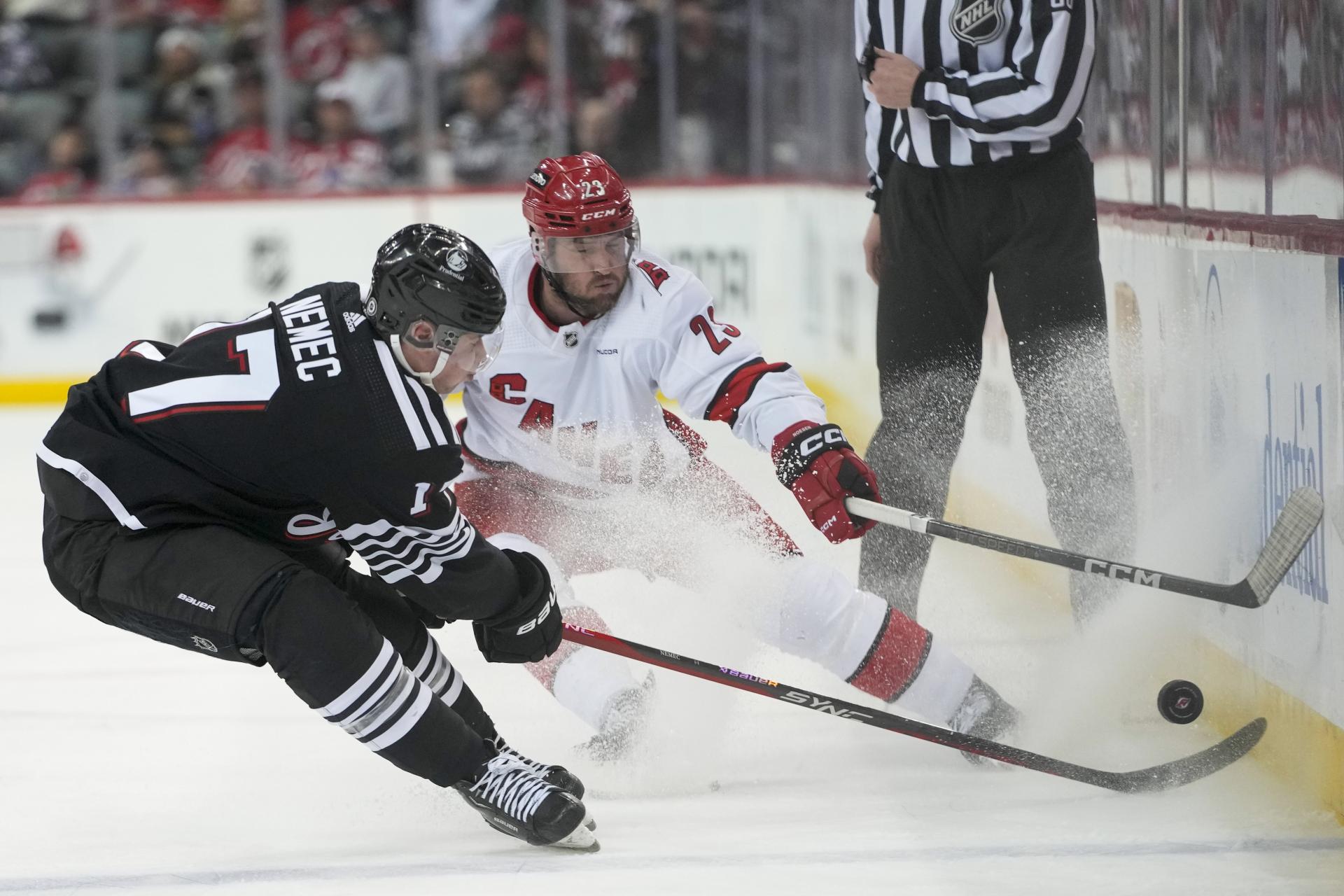 Devils s Nemcom podľahli Caroline v zápase NHL, séria McDavida sa skončila v Buffale