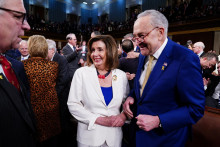 Líder demokratickej väčšiny v Senáte Chuck Schumer so zástupkyňou demokratov z Kalifornie Nancy Pelosiovou. FOTO: REUTERS