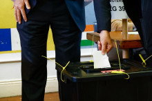 Írsky premiér Leo Varadkar hlasuje v referende o zmenách írskej ústavy. FOTO: REUTERS
