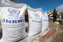 Vysídlení Palestínčania čakajú na pomoc UNRWA. FOTO: Reuters