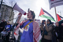 Demonštrantka rozpráva do megafónu počas demonštrácie za prímerie v Pásme Gazy. FOTO: TASR/AP


