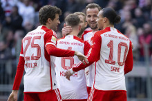 Futbalisti Bayernu Mníchov Harry Kane (druhý sprava), Thomas Müller (vľavo) a Leroy Sane (vpravo) sa radujú z gólu v zápase 25. kola Bundesligy Bayern Mníchov - FSV Mainz 05 v Mníchove. FOTO: TASR/AP
