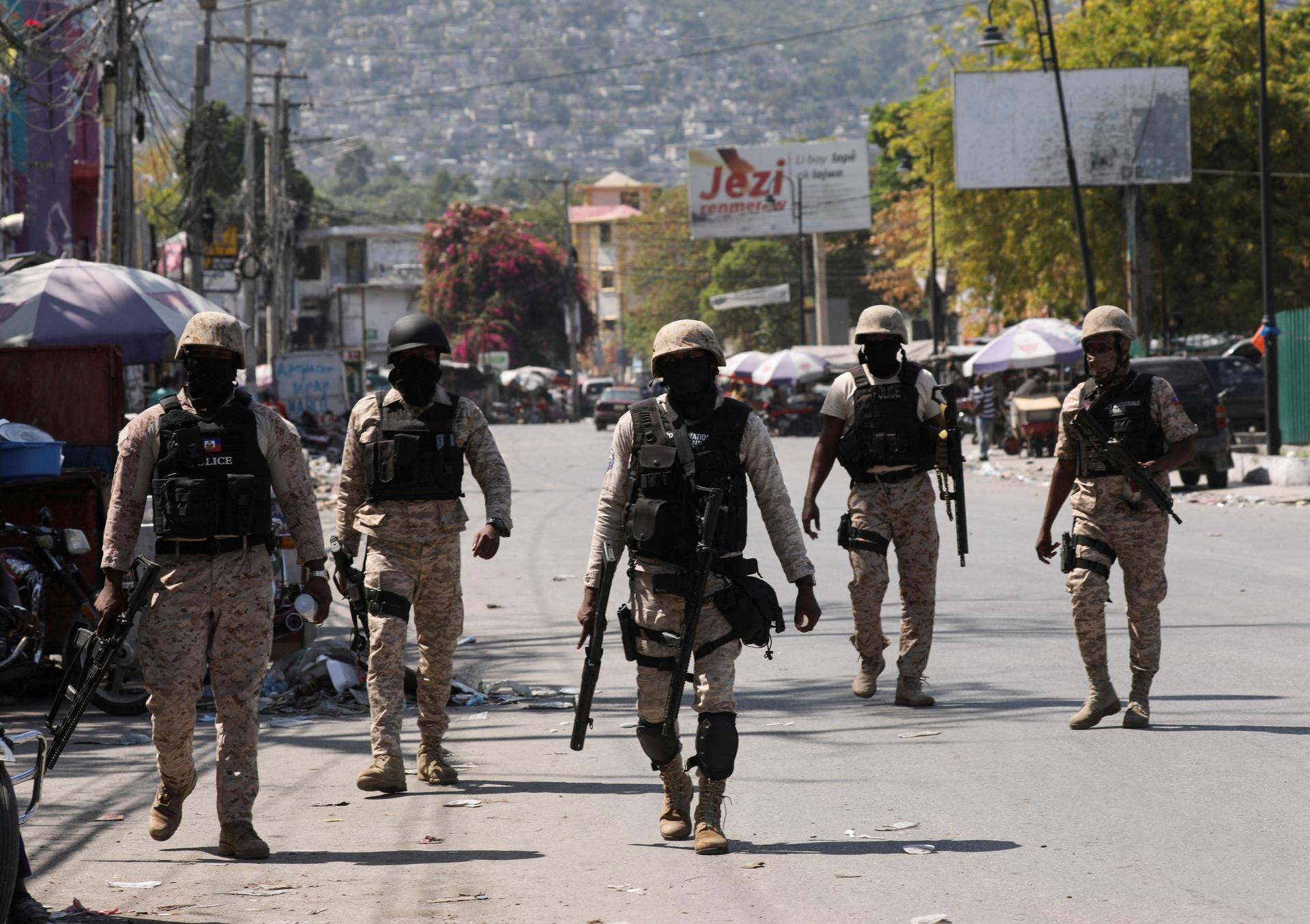 Nepokoje na Haiti sa stupňujú, USA a Nemecko evakuovali časť pracovníkov ambasády