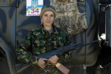 Ukrajinská žena v armáde. FOTO: Reuters