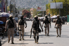 Polícia hliadkuje na ulici v Port-au-Prince na Haiti po tom, čo úrady predĺžili výnimočný stav uprostred násilia gangov, ktoré hrozili pádom vlády a prinútili tisíce ľudí opustiť svoje domovy. FOTO: Reuters