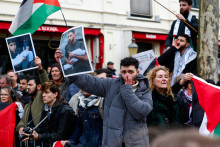 Demonštranti držia palestínske a izraelské vlajky, keď sa zhromažďujú pred Národným múzeom holokaustu v deň jeho otvorenia v Amsterdame. FOTO: Reuters