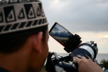 Moslimský muž hľadá polohu Mesiaca na označenie prvého dňa svätého pôstneho mesiaca ramadán v observatóriu. FOTO: Reuters