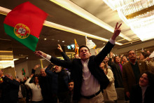 Podporovatelia portugalskej Demokratickej aliancie reagujú na prvé volebné prieskumy vo všeobecných voľbách v portugalskom Lisabone. FOTO: Reuters