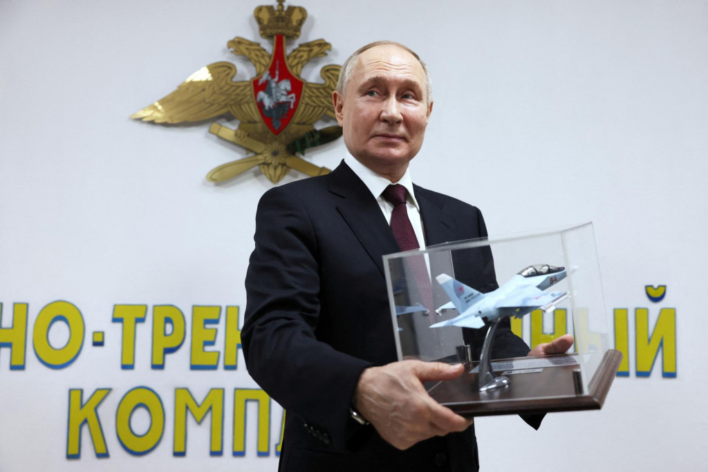 Vladimir Putin sa pred víkendovými prezidentskými voľbami často štylizuje do roly vojnového lídra. FOTO: REUTERS
