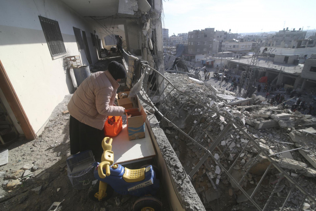 Palestínčanka upratuje na balkóne obytného domu, ktorý zničil raketový útok izraelskej armády v meste Rafah v Pásme Gazy. FOTO: TASR/AP