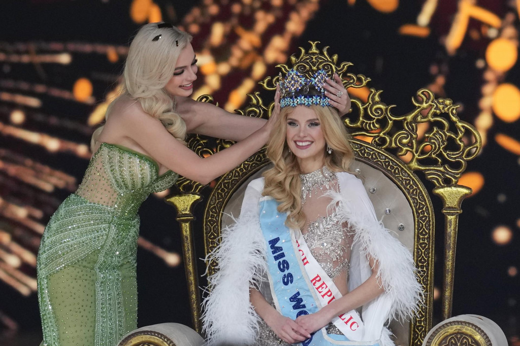 Češka Krystyna Pyszková (vpravo), ktorá sa stala víťazkou 71. ročníka medzinárodnej súťaže krásy Miss World, dostáva korunku od minuloročnej víťazky Karoliny Bielawskej z Poľska v indickom meste Bombaj. FOTO: TASR/AP