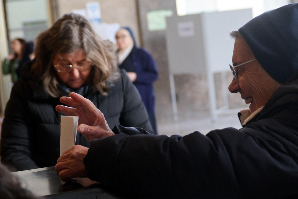 Rehoľná sestra odovzdala svoj hlas vo volebnej miestnosti počas všeobecných volieb v portugalskom Lisabone. FOTO: Reuters