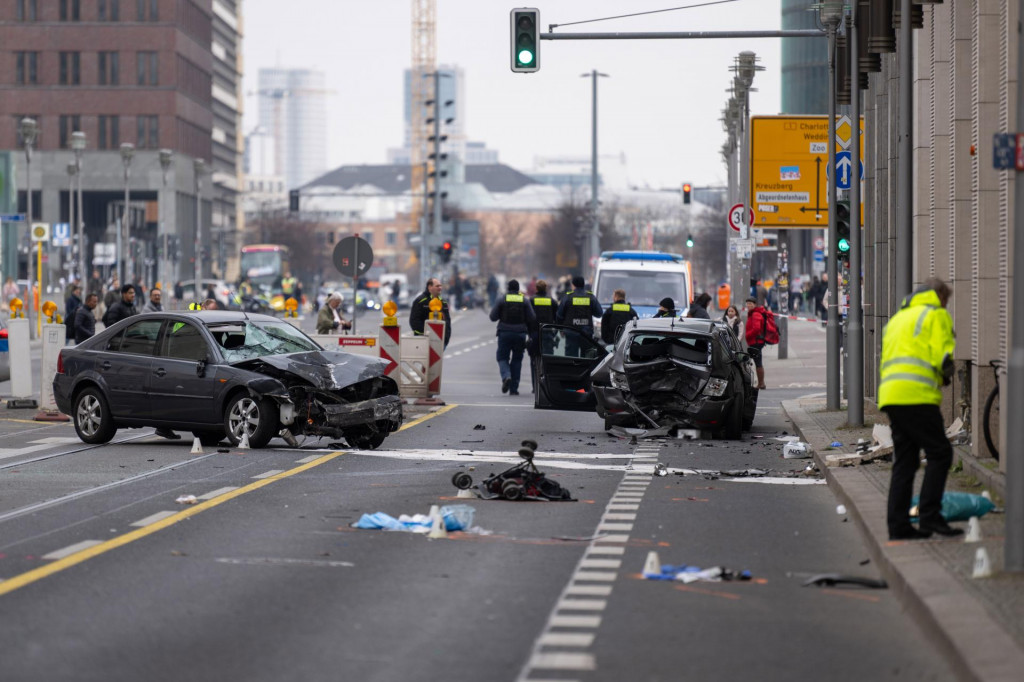 Policajti zasahujú po vážnej dopravnej nehode v centre nemeckej metropoly Berlín. FOTO: TASR/DPA
