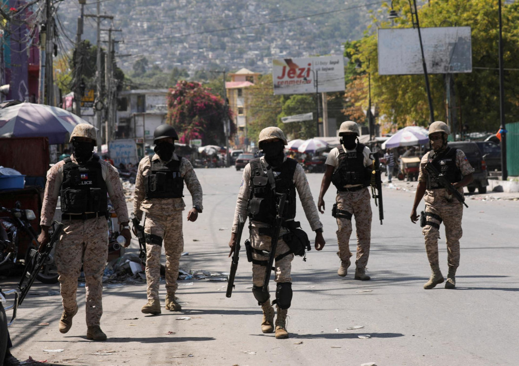 Polícia hliadkuje na ulici v Port-au-Prince na Haiti po tom, čo úrady predĺžili výnimočný stav uprostred násilia gangov, ktoré hrozili pádom vlády a prinútili tisíce ľudí opustiť svoje domovy. FOTO: Reuters