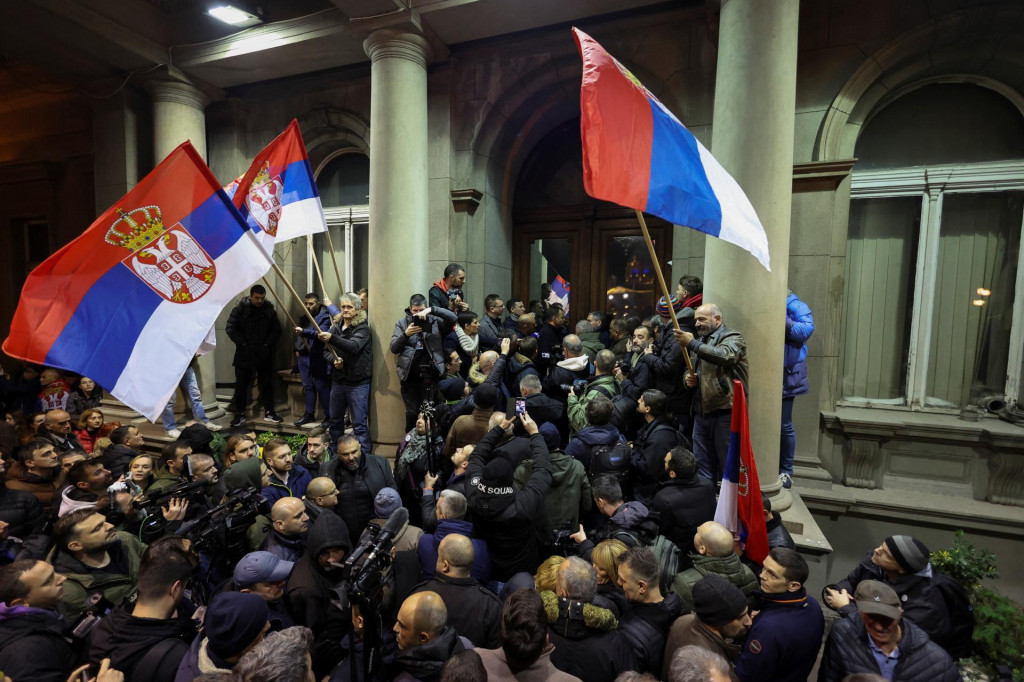 Priaznivci opozičného „Srbska proti násiliu“ protestovali pred radnicou po tom, čo SPN tvrdila, že v meste Belehrad došlo k veľkému porušeniu volebného zákona a parlamentných volieb. FOTO: Reuters
