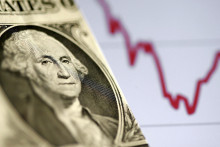 Jednotná európska mena voči doláru okolo 17:00 vykazovala pokles o zhruba desatinu percenta. FOTO: Reuters