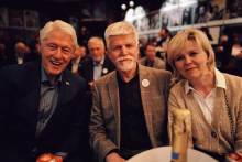 Bill Clinton s Petrom Pavlom a jeho manželkou v Redute. FOTO: X - Bijan Sabet