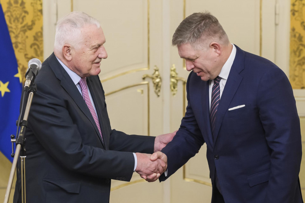 B&yacute;val&yacute; česk&yacute; prezident V&aacute;clav Klaus a predseda slovenskej vl&aacute;dy Robert Fico počas spoločn&eacute;ho vyhl&aacute;senia po stretnut&iacute; na &Uacute;rade vl&aacute;dy v Bratislave. FOTO: TASR/Jaroslav Nov&aacute;k