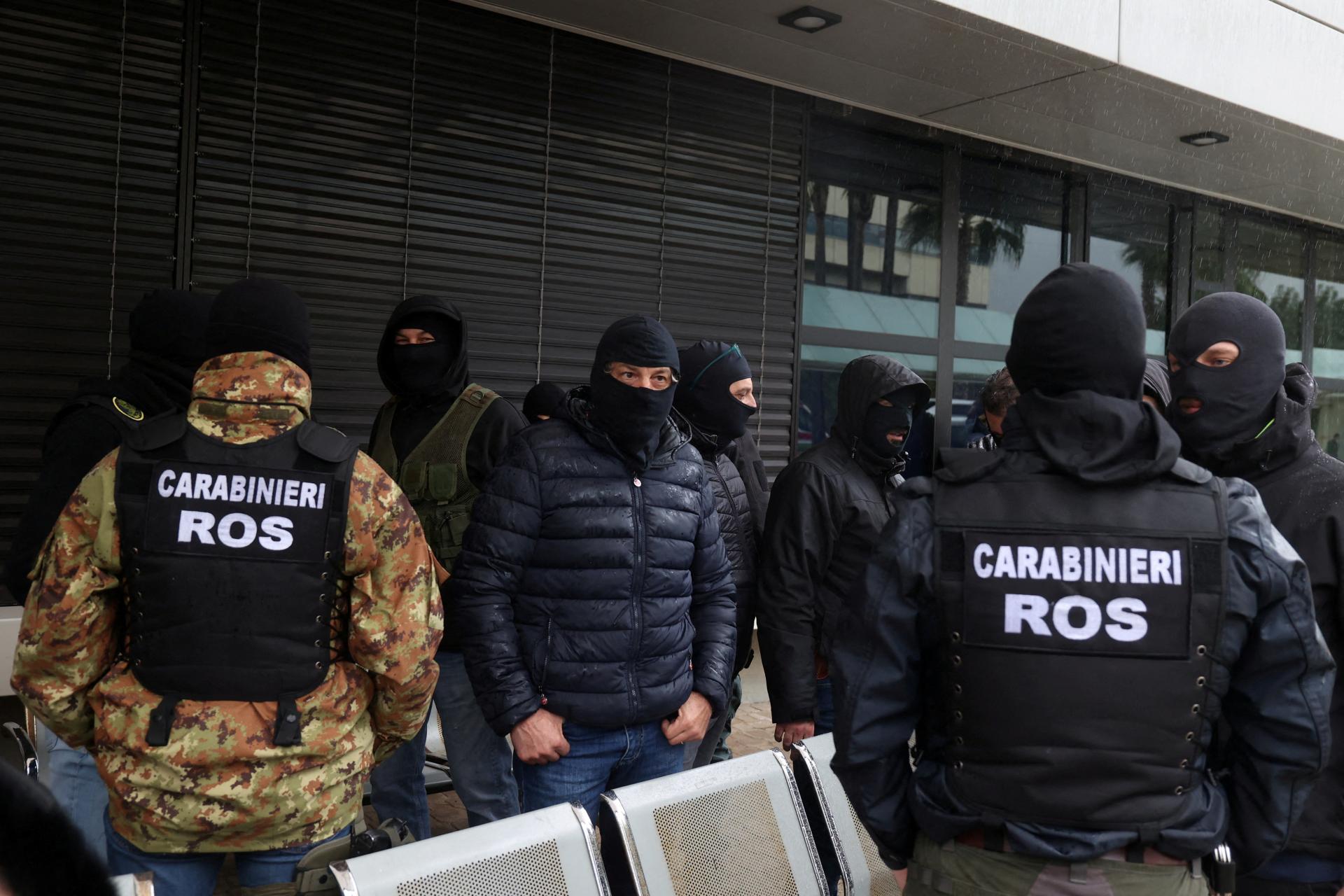 Vydieranie, obchod s drogami aj zbrane. Talianska polícia zadržala 55 ľudí podozrivých z členstva v mafii
